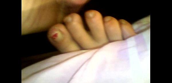  me acabo con los dedos de los pies de mi mujer dormida